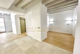 Mehrfamilienhaus in Bestlage Palma Altstadt komplett saniert mit Penthouse und Wohnungen sowie Läden