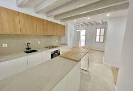 Mehrfamilienhaus in Bestlage Palma Altstadt komplett saniert mit Penthouse und Wohnungen sowie Läden