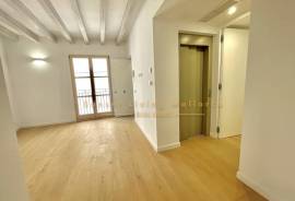 Mehrfamilienhaus in Bestlage Palma Altstadt komplett saniert mit Penthouse und Wohnungen sowie Läden