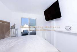 Modern penthouse with wonderful roof terrace and sea view
