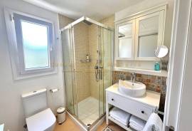 Schicke Erdgeschosswohnung mit großem Garten in direkter Poolnähe