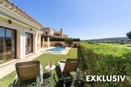 EXKLUSIV - Bezugsfertige Moderne Villa mit Pool am Golfplatz in toller Wohnanlage von Nova Santa Ponsa