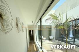 Hochwertige Neubau Villa mit Pool und Nähe zum Strand in Cala Vinyes