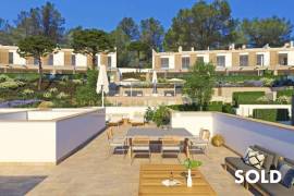 High quality new construction villa with pool and close to the beach in Cala Vinyes