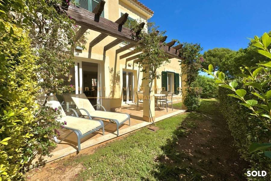 Chic and bright first floor apartment in a very popular residential complex near the