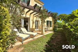 Chic and bright first floor apartment in a very popular residential complex near the 