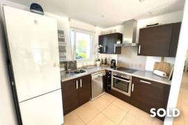 Beautiful first floor apartment with garden and terrace in very well maintained complex