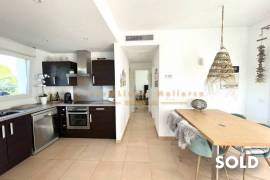 Beautiful first floor apartment with garden and terrace in very well maintained complex
