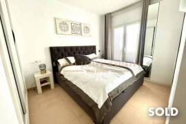 Beautiful first floor apartment with garden and terrace in very well maintained complex