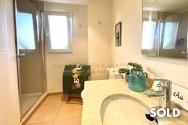 Beautiful first floor apartment with garden and terrace in very well maintained complex