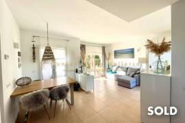 Beautiful first floor apartment with garden and terrace in very well maintained complex