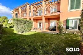 Beautiful first floor apartment with garden and terrace in very well maintained complex