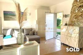Beautiful first floor apartment with garden and terrace in very well maintained complex