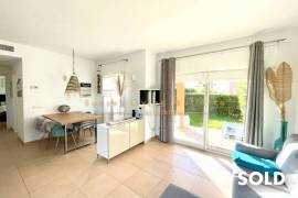 Beautiful first floor apartment with garden and terrace in very well maintained complex
