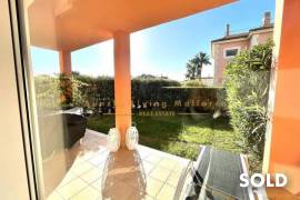 Beautiful first floor apartment with garden and terrace in very well maintained complex