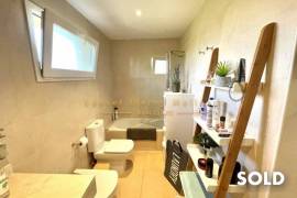 Beautiful first floor apartment with garden and terrace in very well maintained complex