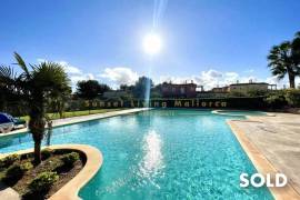 Sunny and chic first floor apartment in top maintained residential complex