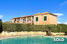 Sunny and chic first floor apartment in top maintained residential complex